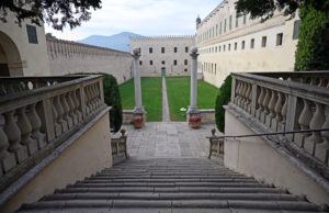 DI VINI, OCHE E CASTELLI