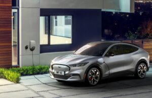 Ford amplia la scelta di motorizzazioni per Mustang Mach-E, introducendo le batterie LFP al litio-ferro-fosfato