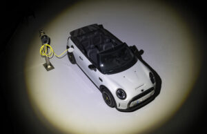 Divertimento all’aria aperta a zero emissioni: la prima MINI Cooper SE Cabrio completamente elettrica