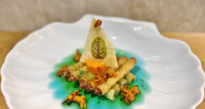 Zattera di ziti con dashi alla spirulina e vela di pecorino romano DOP
