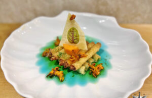 Zattera di ziti con dashi alla spirulina e vela di pecorino romano DOP