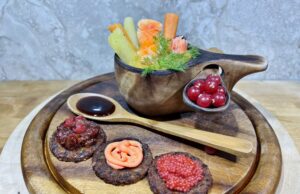 Lohikeitto: Zuppa finlandese di salmone, con salsa di mirtilli rossi e crostini di segale con smörgåskaviar