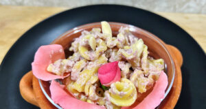 Fiori di loto al pesto di rosa con mandorle di Avola al vapore