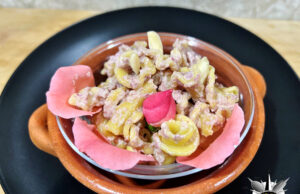Fiori di loto al pesto di rosa con mandorle di Avola al vapore