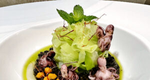 Tagliolini di porro al pesto di menta con zafferano liquido e polipetti