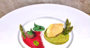 Risotto agli asparagi con lingua di manzo in tempura e mousse di olive e basilico