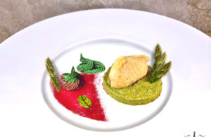 Risotto agli asparagi con lingua di manzo in tempura e mousse di olive e basilico