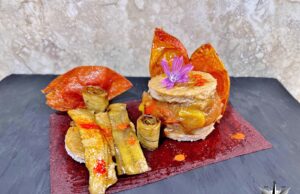 Maialino in agrodolce con bucce di banane, capperi, salsa BBQ e salsa ponzu