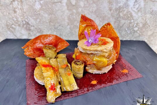 Maialino in agrodolce con bucce di banane, capperi, salsa BBQ e salsa ponzu