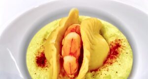 Mezzelune ai gamberi di Mazara del Vallo con pesto di pistacchi di Bronte e polvere di carapaci