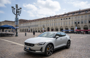 POLESTAR 2: Un connubio avvincente di design scandinavo e prestazioni al top di gamma