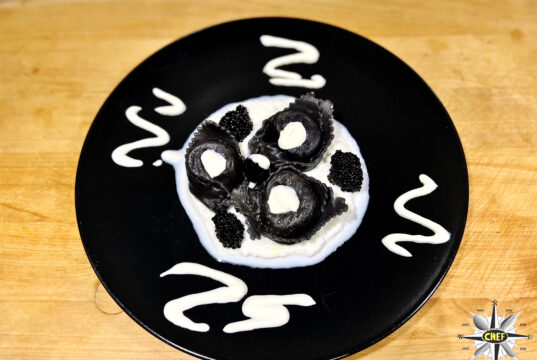 Mare in Black&White: Tortelloni al nero di polpo e salmone con burrata, olive nere e uova di ciclottero
