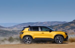 I SUV Jeep® 4xe dominano il mercato dei veicoli ibridi plug-in, con Avenger, Renegade e Compass che segnano record di vendite.