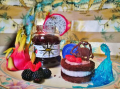 Brownies con pitaya, coulis di frutti di bosco e cristalli di vetro