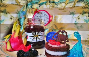 Brownies con pitaya, coulis di frutti di bosco e cristalli di vetro