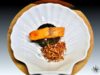 Salmone delle Fær Øer con harissa, sciroppo d’acero e germogli di azuki verdi