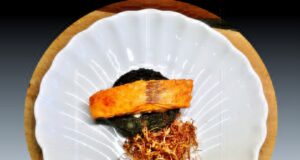 Salmone delle Fær Øer con harissa, sciroppo d’acero e germogli di azuki verdi