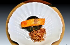 Salmone delle Fær Øer con harissa, sciroppo d’acero e germogli di azuki verdi