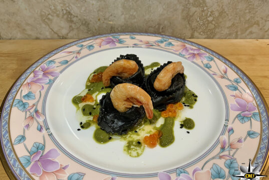 Tortelloni al salmone con gamberetti rosa e crema di asparagi