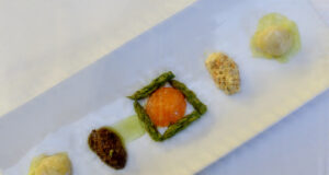 Uovo marinato con capesante, asparagi, tapenade e quenelle di bambù