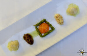 Uovo marinato con capesante, asparagi, tapenade e quenelle di bambù