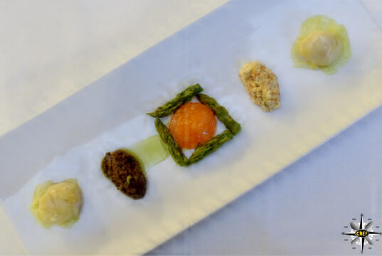 Uovo marinato con capesante, asparagi, tapenade e quenelle di bambù