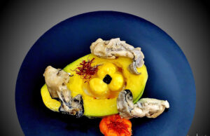 Amuse bouche di San Valentino con uova di pernice, ostriche e avocado