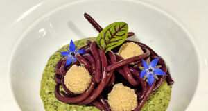 Bigoli al cavolo rosso con uova di merluzzo e pesto di acetosa venata rossa