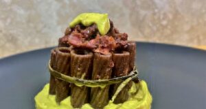 Rigatoni di riso Venere con ragù di salsiccia e Guinness Draught Stout
