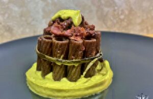 Rigatoni di riso Venere con ragù di salsiccia e Guinness Draught Stout