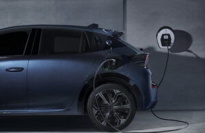 Rivoluzione elettrica e design sofisticato: la nuova Lancia Ypsilon Edizione Limitata Cassina si svela a Milano il 14 febbraio