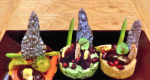 Medaglioni di yucca con borlotti giganti e cavolini di Bruxelles