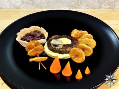 OstrichBurger con scalogno caramellato con purea e chips di platano