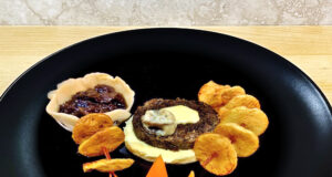 OstrichBurger con scalogno caramellato con purea e chips di platano