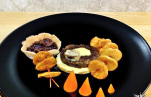 OstrichBurger con scalogno caramellato con purea e chips di platano
