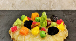 Alveare di trippa con verdurine, caviale di capelin islandese e aglio nero