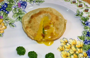 Raviolo medievale con uovo poché e crema di cime di rapa