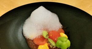 Macedonia con gelificazione di kiwi, spumoso di mango, bolle di anguria e schiuma di maraschino