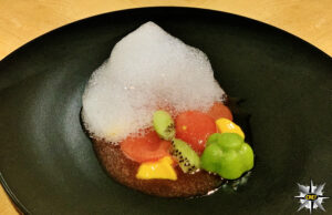 Macedonia con gelificazione di kiwi, spumoso di mango, bolle di anguria e schiuma di maraschino