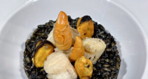 Risotto alla liquirizia con capesante in oliocottura e cozze fritte