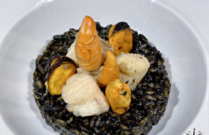 Risotto alla liquirizia con capesante in oliocottura e cozze fritte