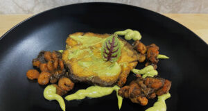 Trancio di squalo blu dell’oceano Atlantico in foglia di banano con avocado, salsa di soia e gamberetti