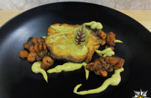 Trancio di squalo blu dell’oceano Atlantico in foglia di banano con avocado, salsa di soia e gamberetti