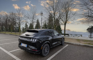 MUSTANG MACH-E GT: L’ELETTRICA CHE RIDEFINISCE IL CONCETTO DI POTENZA E STILE