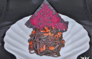 Pastalga in salsa di ostriche con salmone, riccio e polpa di granchio