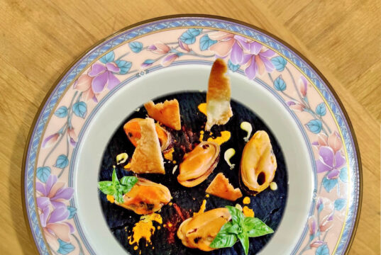 Focaccia al nero di polpo con vele di fontina e mitili giganti