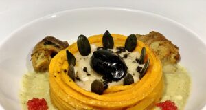 Spaghettoni di zucca con pesto di chayote, buccini e bolla di nero di seppia