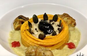Spaghettoni di zucca con pesto di chayote, buccini e bolla di nero di seppia