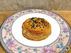 Sfogliatina di cuore di salmone con provola silana e semi di sesamo nero