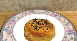 Sfogliatina di cuore di salmone con provola silana e semi di sesamo nero